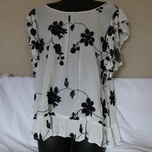 🌼 Chic White Floral Ruffle Blouse 🌸